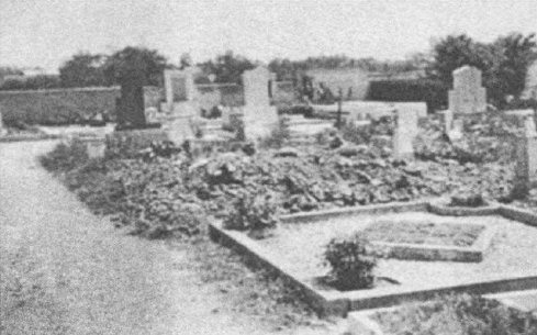 Grob žrtev skvadristične represalije na pokopališču na Brdu pri Ljubljani 26. 7. 1942. Oddelek fašistične milice je na Brdu v maščevanje za dva italijanska grenardirja, ki sta bila ubita na Vrhovcih 22. 7. 1942, naslednji dan na Brdu ustrelil 14 moških in 2 ženski ter požgal 25 hiš. - Zbirka »Diego de Henriquez«, Trst