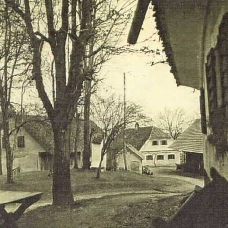 Del Samotorčanove hiše z dvoriščem in pogled na Vrhovčevo hišo